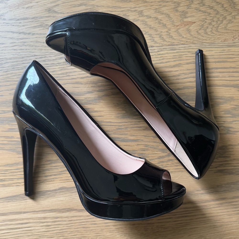 NWOT Holliston Peep Toe Pump size 8